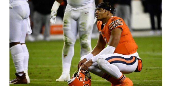 La détresse du quarterback des Chicago Bears Justin Fields La détresse du quarterback des Chicago Bears Justin Fields